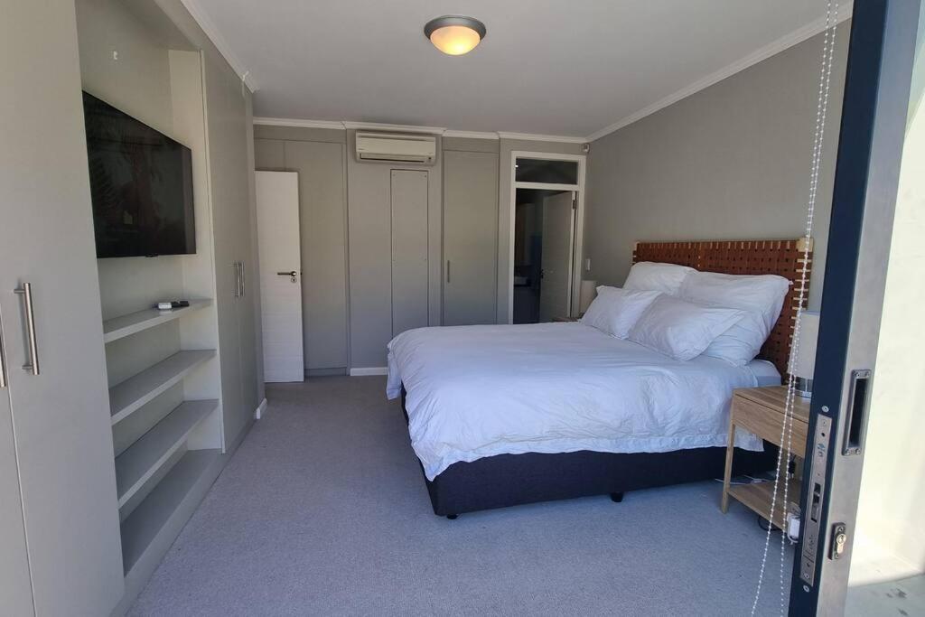 Secure & Luxurious Newlands Apartment!