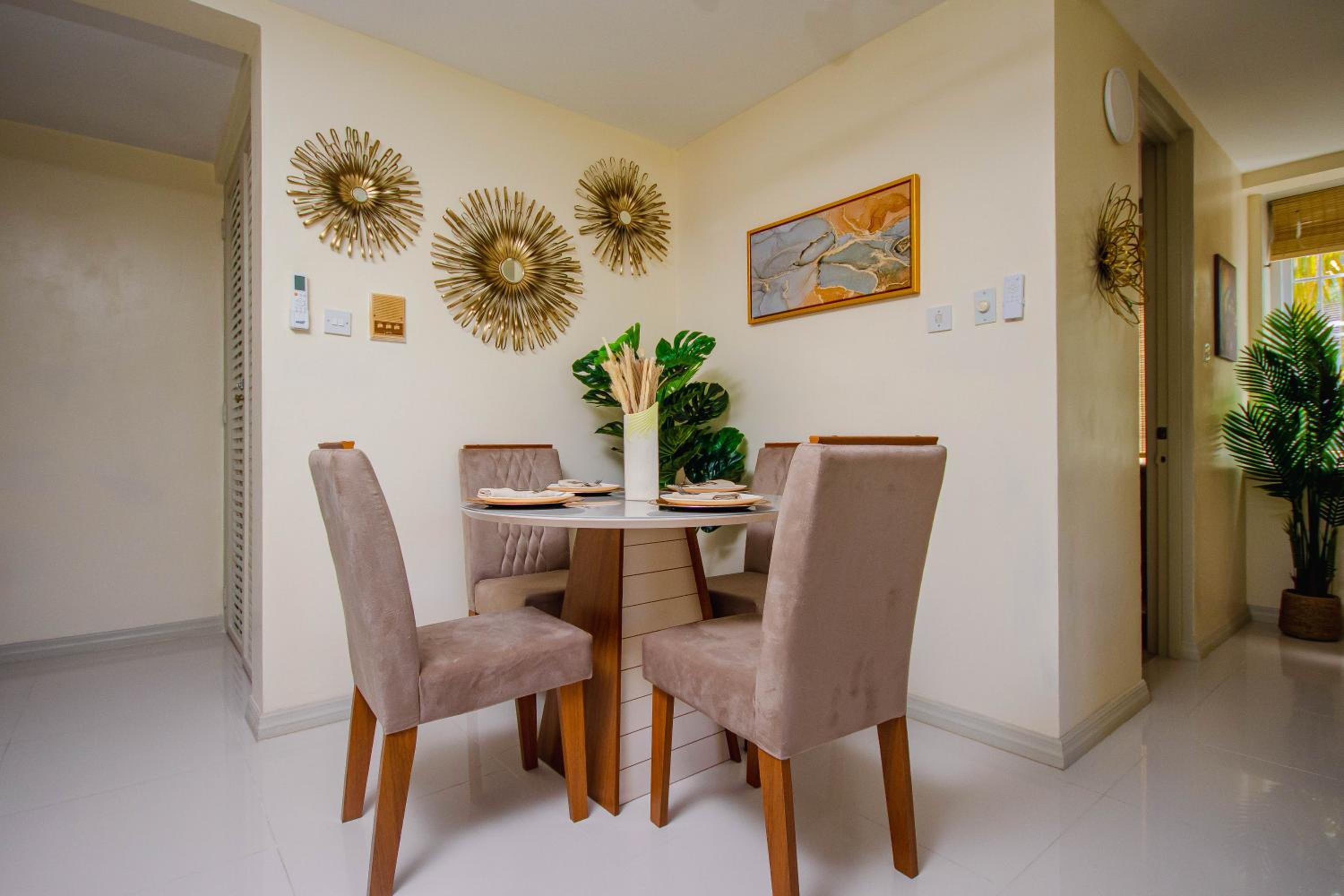 Heart of Ocho Rios-Free Beach Acess-King Bed-Pool-Free Parking-Gated Complex-Free Wifi 150Mbps view 4