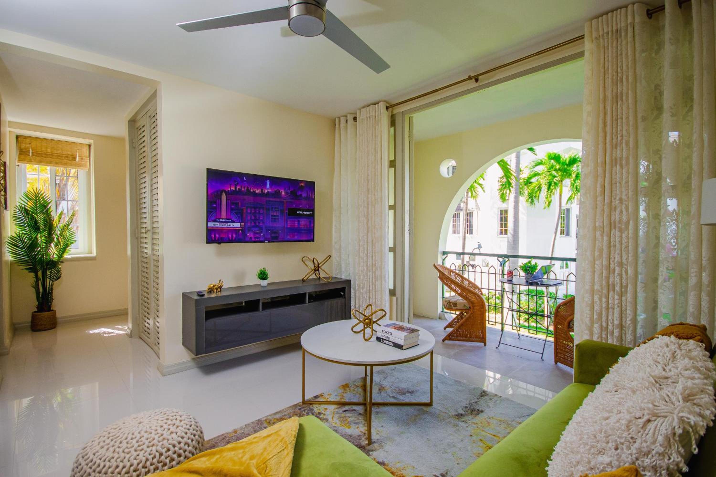 Heart of Ocho Rios-Free Beach Acess-King Bed-Pool-Free Parking-Gated Complex-Free Wifi 150Mbps view 3