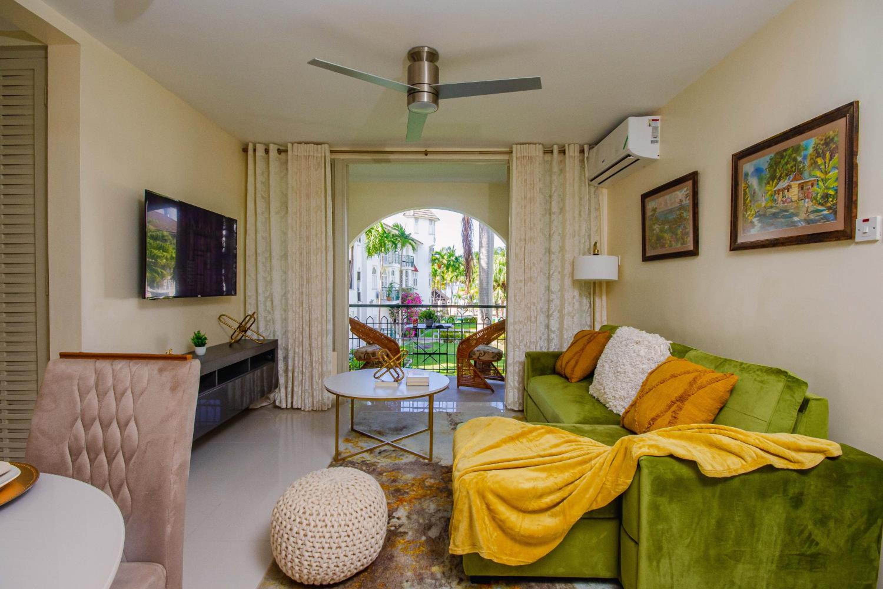 Heart of Ocho Rios-Free Beach Acess-King Bed-Pool-Free Parking-Gated Complex-Free Wifi 150Mbps view 5