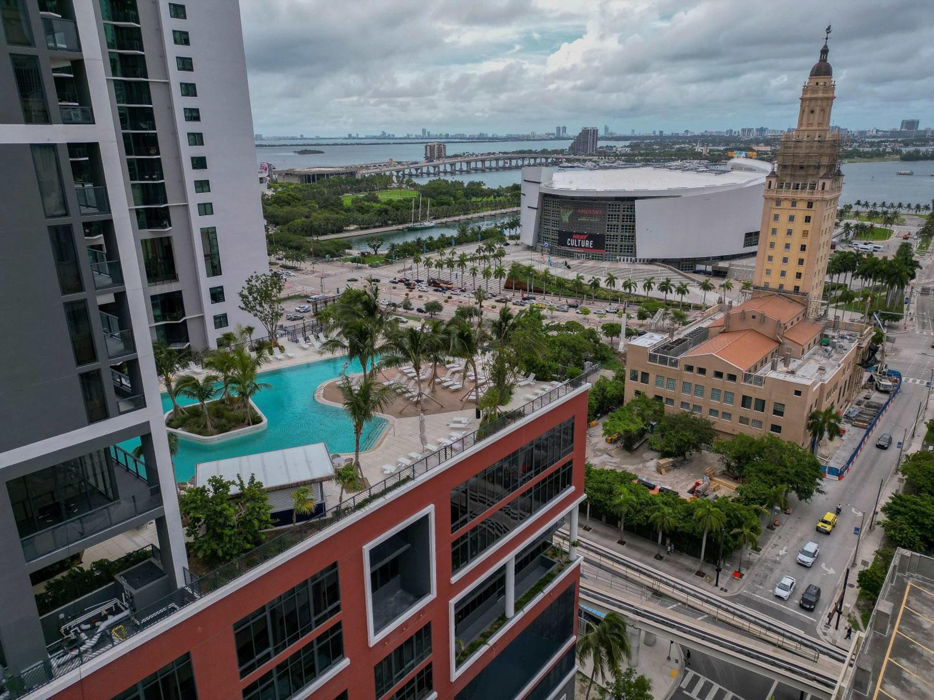 Orange Crush - Resort-Style Amenities & Location