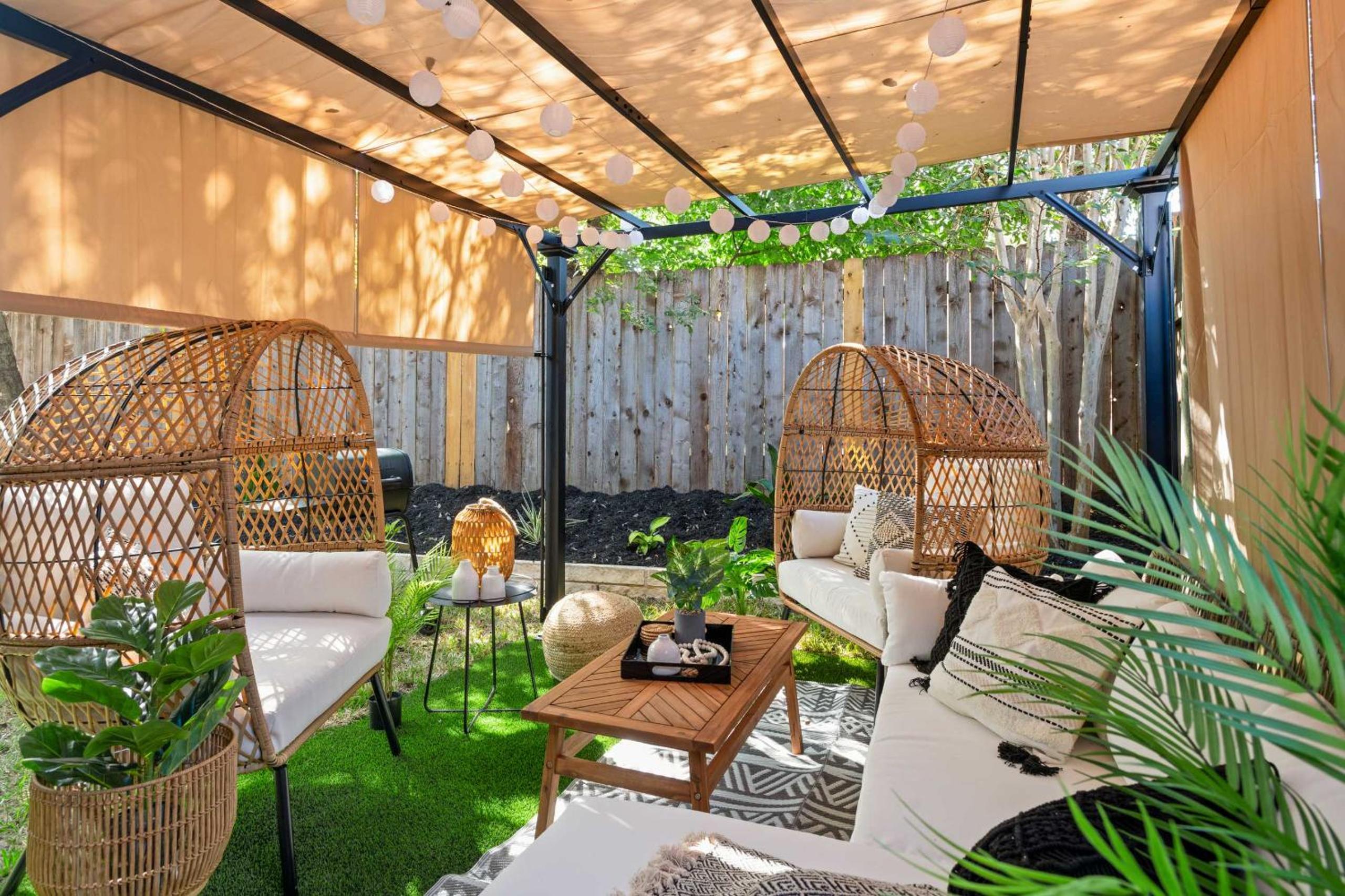 Round Rocker l Backyard & BBQ l Sleeps 14 l