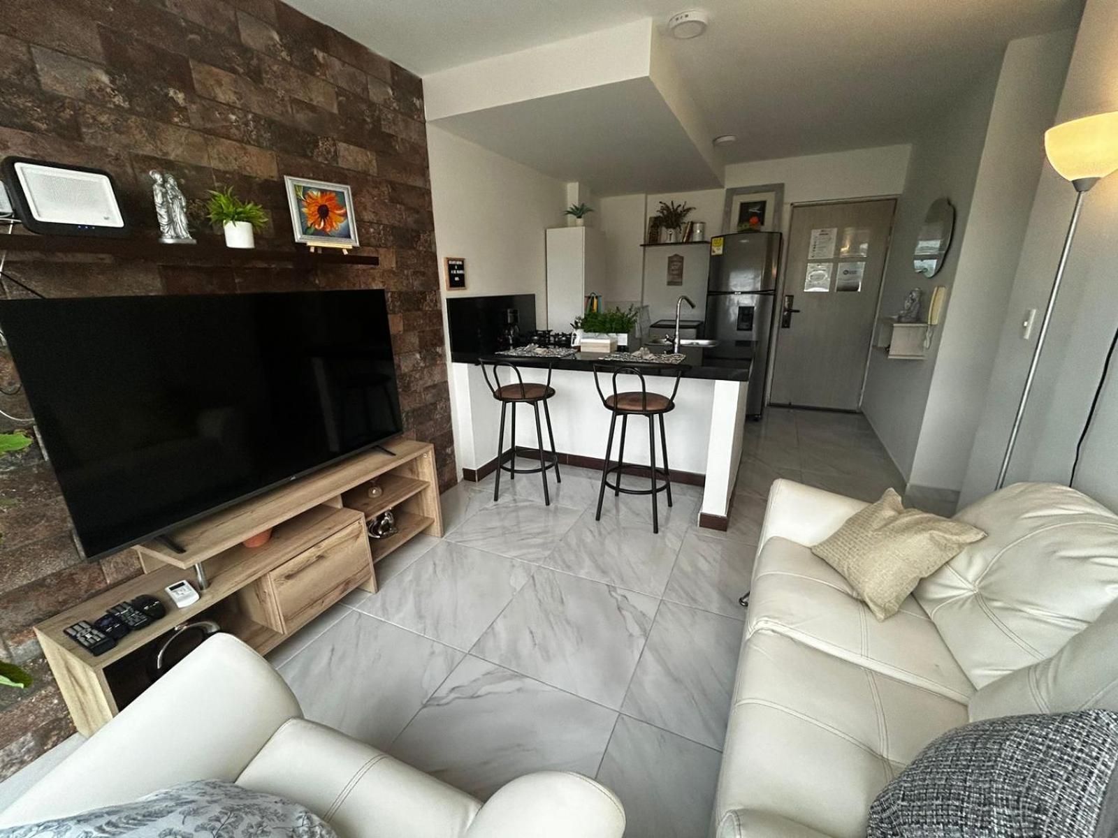 Disfruta cerca al mar: Piso 8 con dos habitaciones