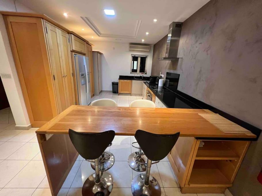 Spacious 4-Bedroom Apartment with Sea View photo 3