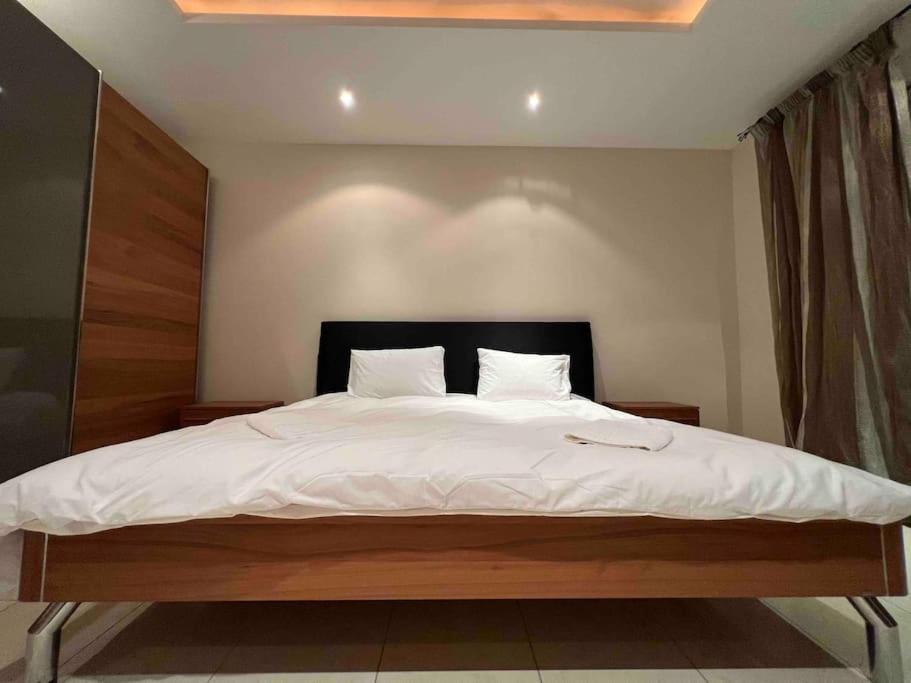 Spacious 4-Bedroom Apartment with Sea View photo 2