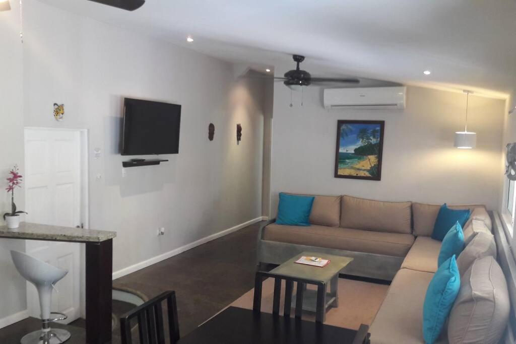 #17A Hermosa Beach Bungalow 1st floor 1 bedroom Apt