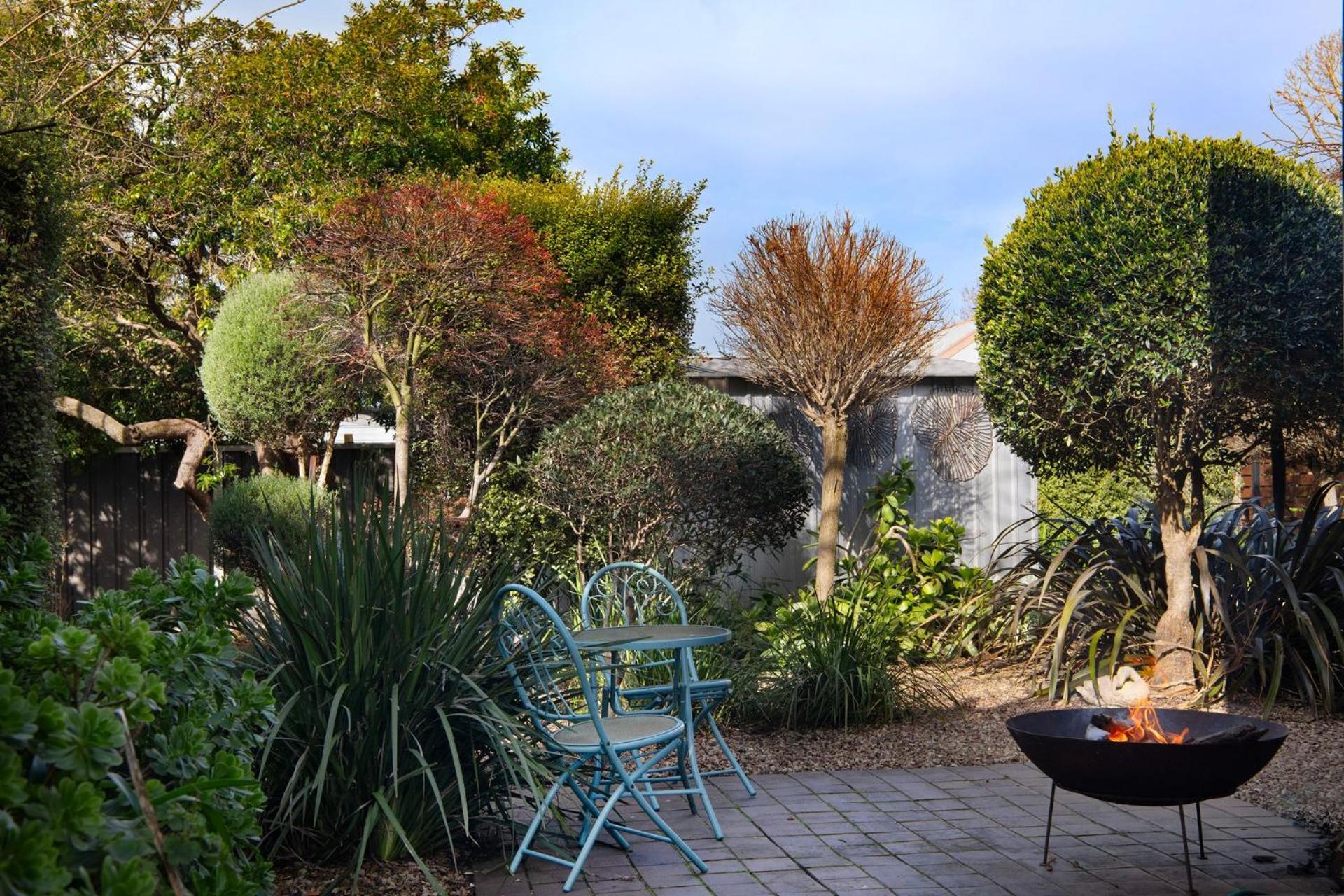 Raven Cottage- gorgeous gardens and cosy fire