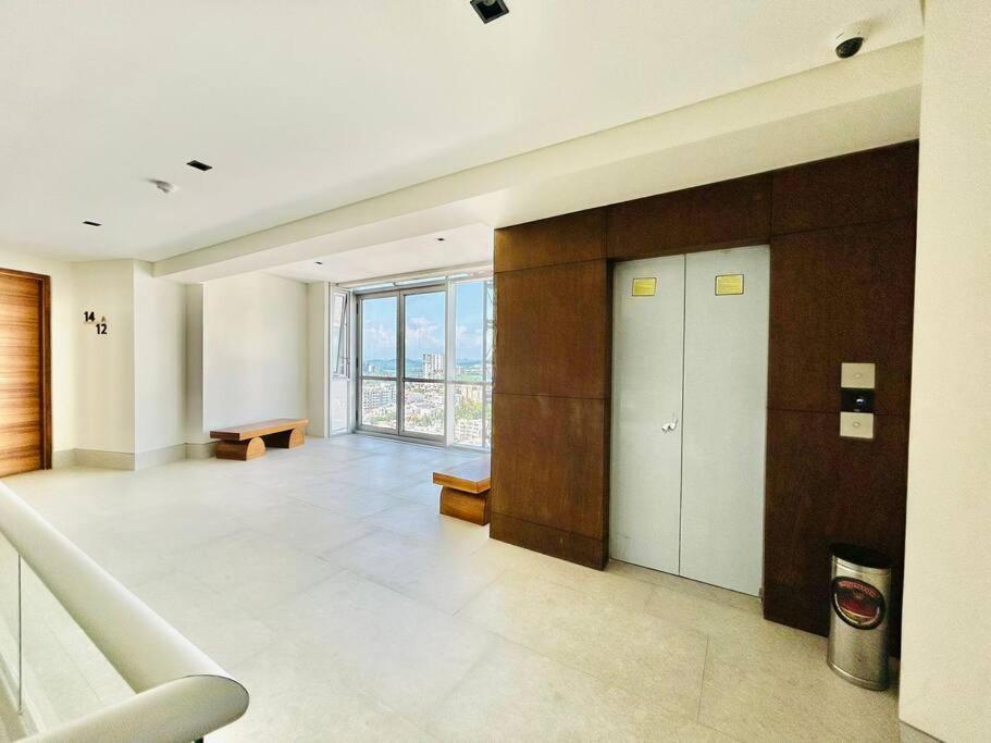 Elegante departamento frente al mar en zona dorada view 2