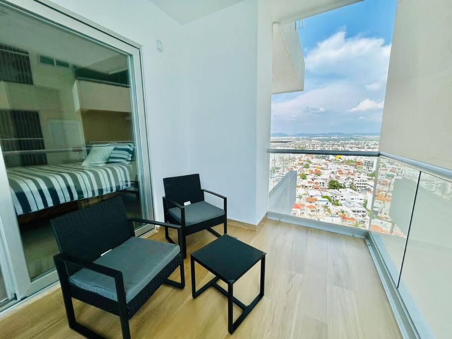 Elegante departamento frente al mar en zona dorada view 3