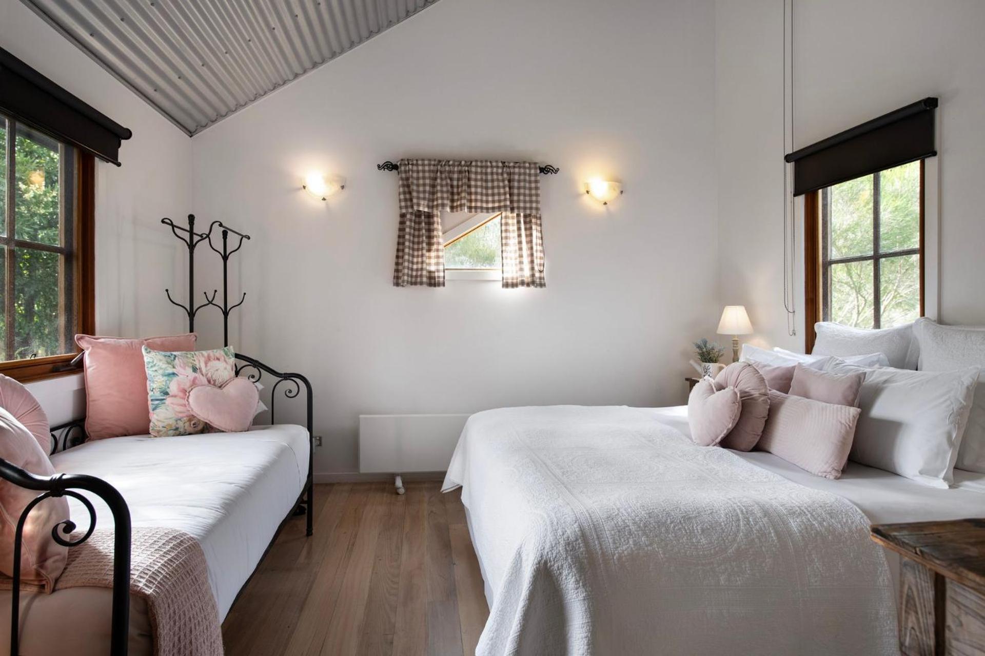 French Cottage- 2 bedrooms with huge spa