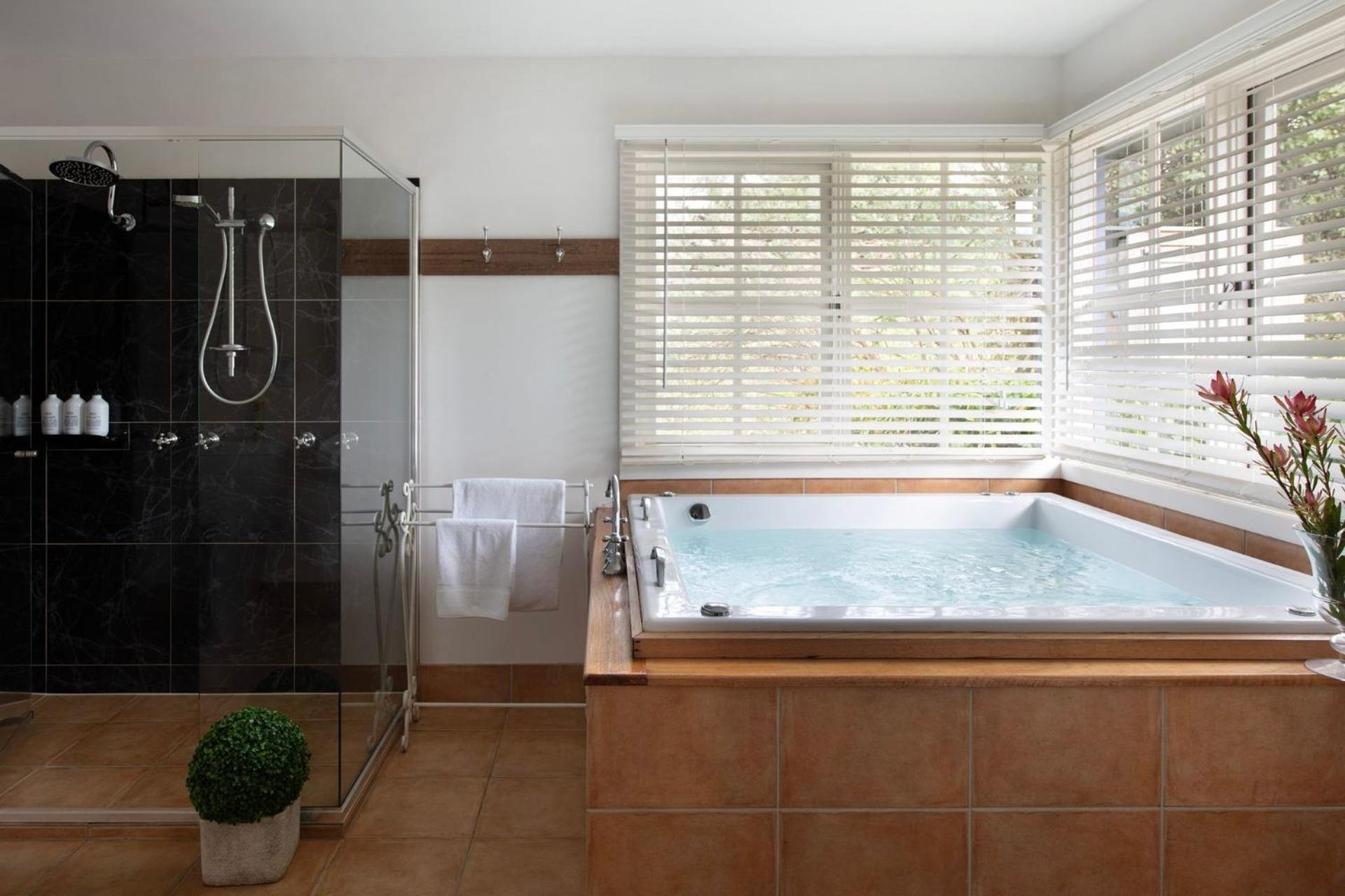 French Cottage- 2 bedrooms with huge spa