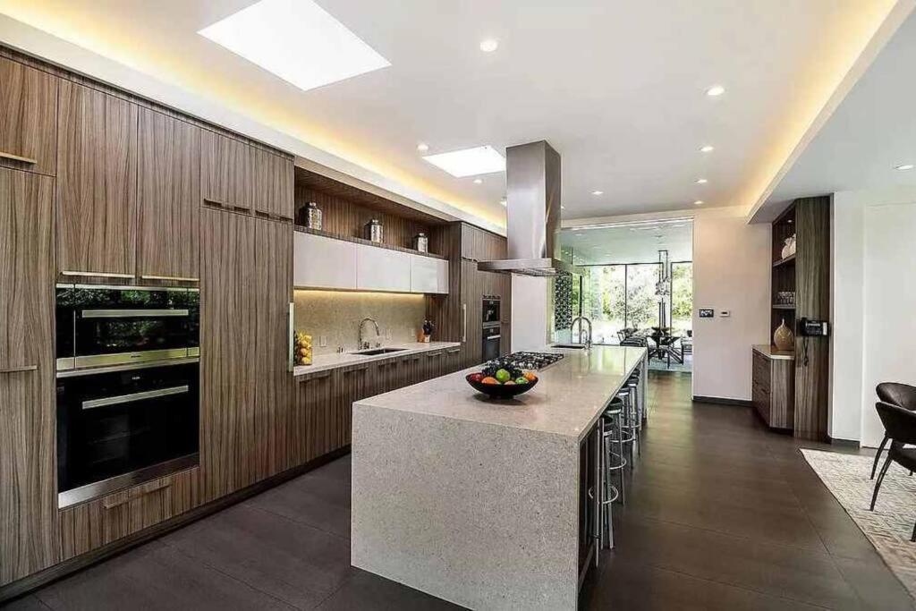 Luxurious Beverly Hills Mansion,Pool,Sauna,Theater