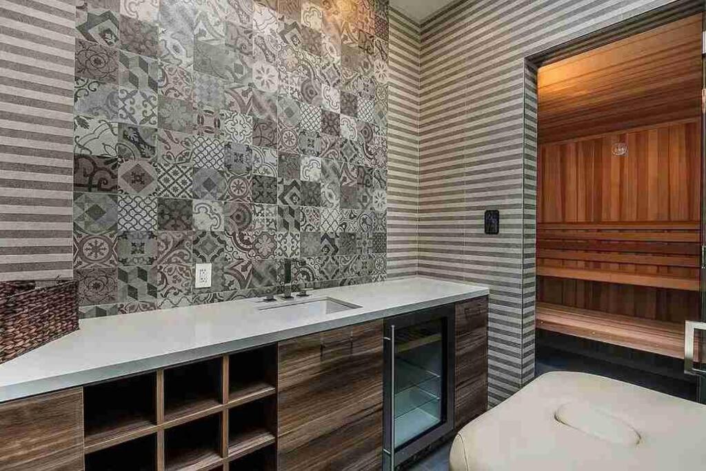 Luxurious Beverly Hills Mansion,Pool,Sauna,Theater