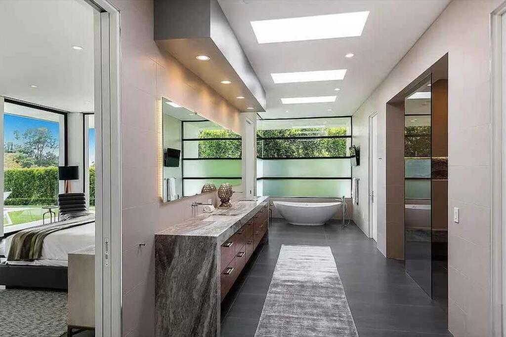 Luxurious Beverly Hills Mansion,Pool,Sauna,Theater