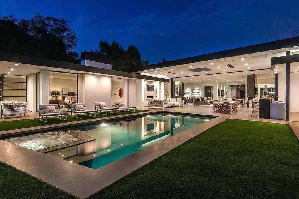 Luxurious Beverly Hills Mansion,Pool,Sauna,Theater