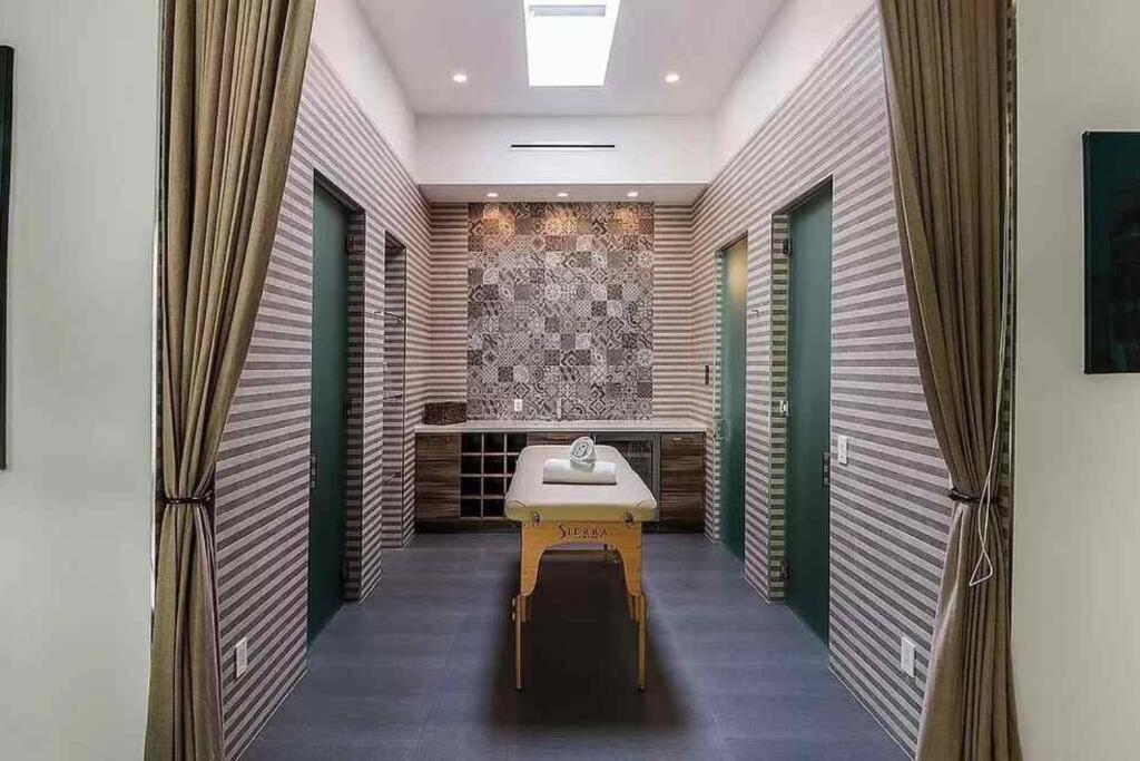 Luxurious Beverly Hills Mansion,Pool,Sauna,Theater