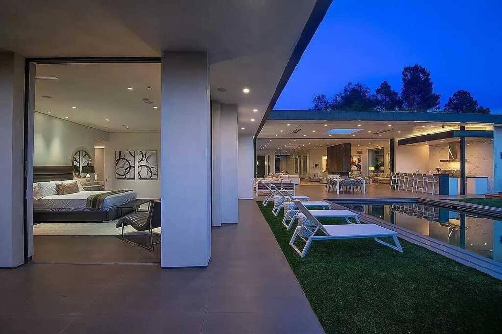 Luxurious Beverly Hills Mansion,Pool,Sauna,Theater