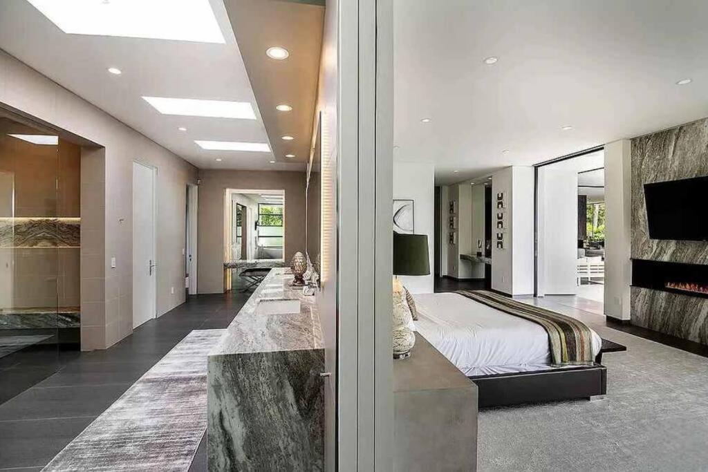 Luxurious Beverly Hills Mansion,Pool,Sauna,Theater
