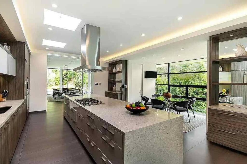 Luxurious Beverly Hills Mansion,Pool,Sauna,Theater