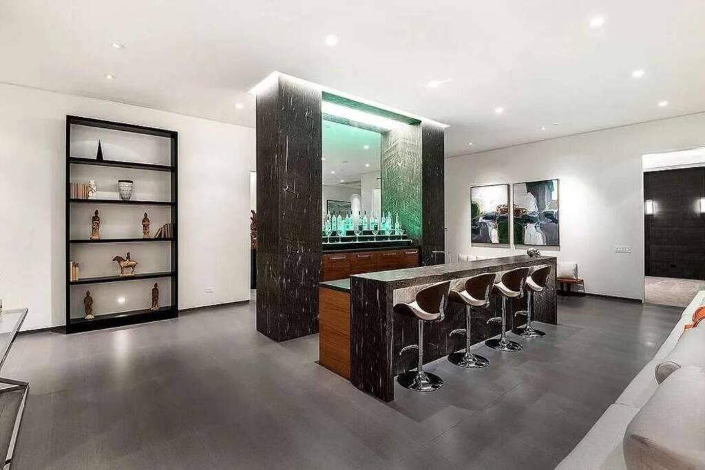 Luxurious Beverly Hills Mansion,Pool,Sauna,Theater
