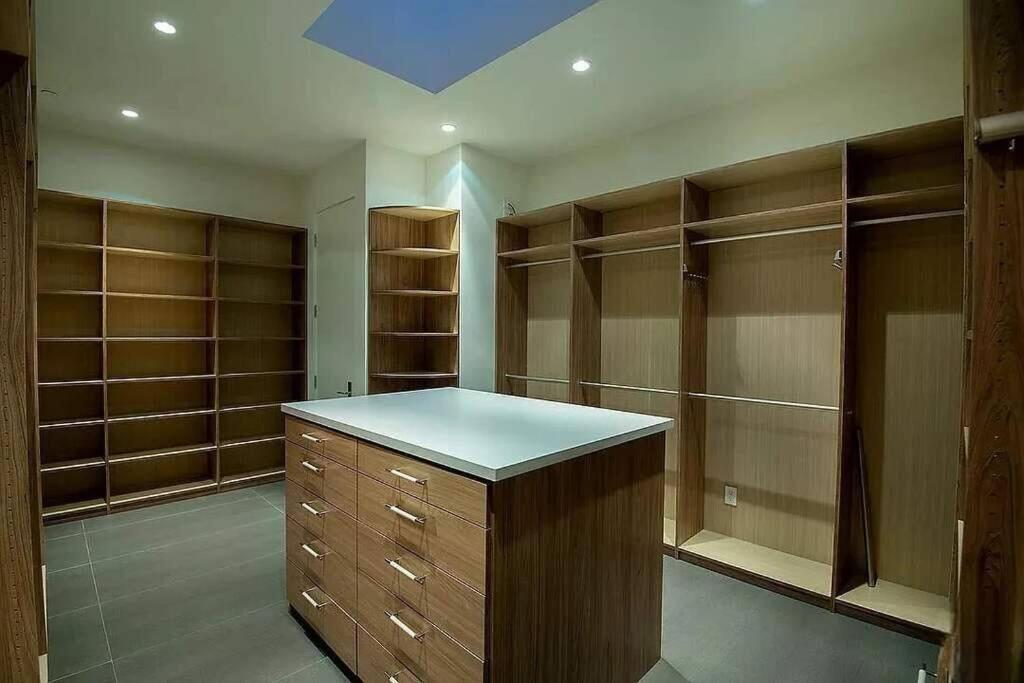 Luxurious Beverly Hills Mansion,Pool,Sauna,Theater