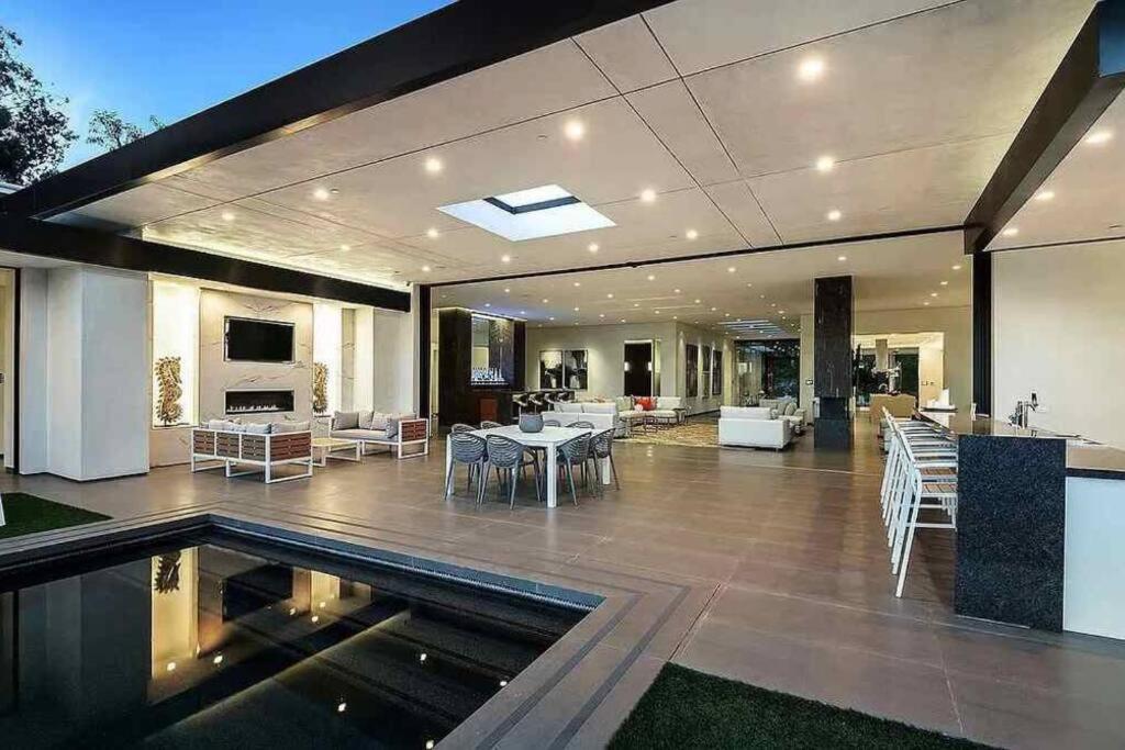 Luxurious Beverly Hills Mansion,Pool,Sauna,Theater