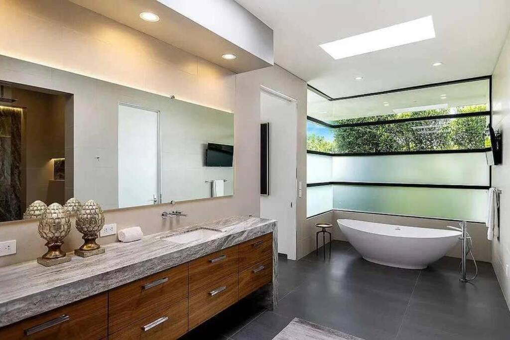 Luxurious Beverly Hills Mansion,Pool,Sauna,Theater