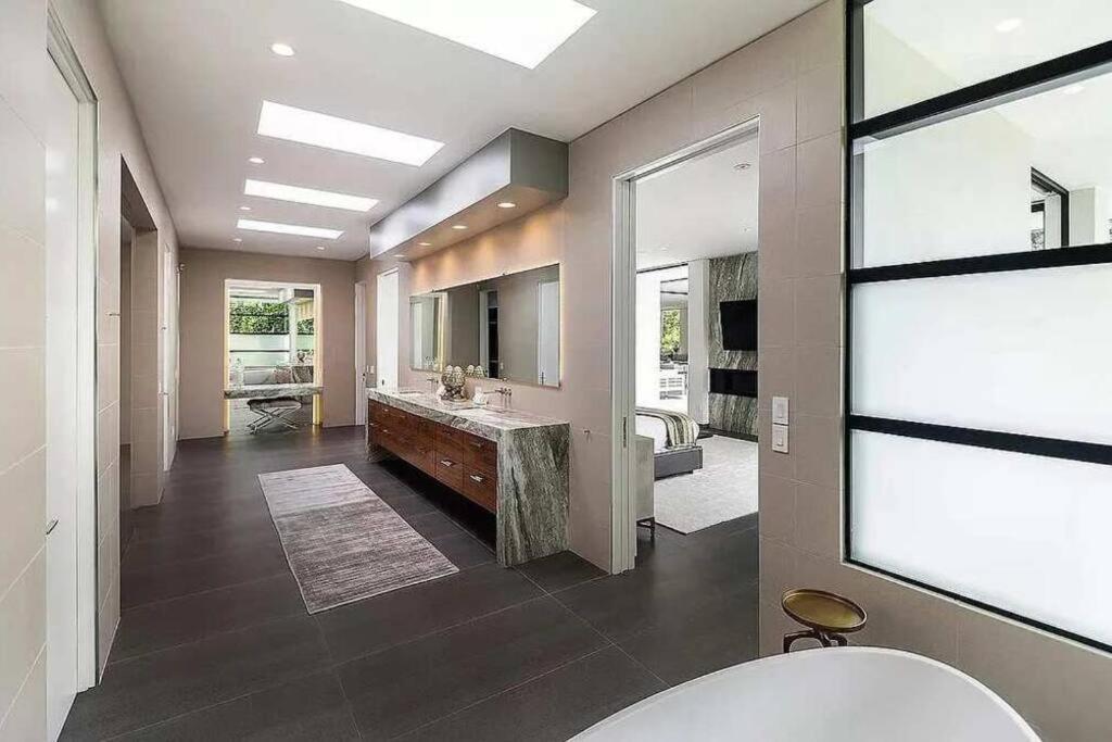 Luxurious Beverly Hills Mansion,Pool,Sauna,Theater