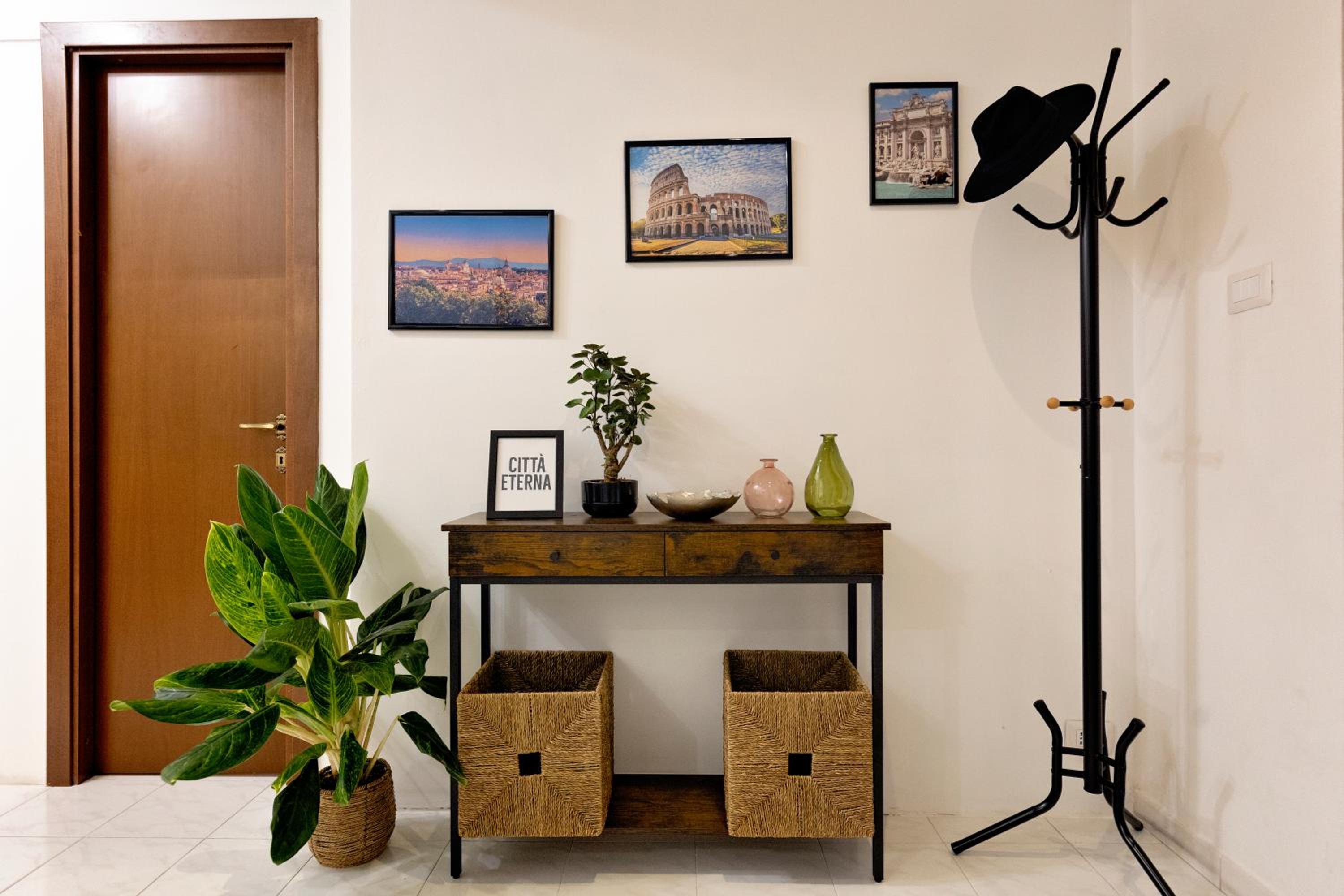 Metro at the door- Colosseo 6 min- 2BR AC WiFi