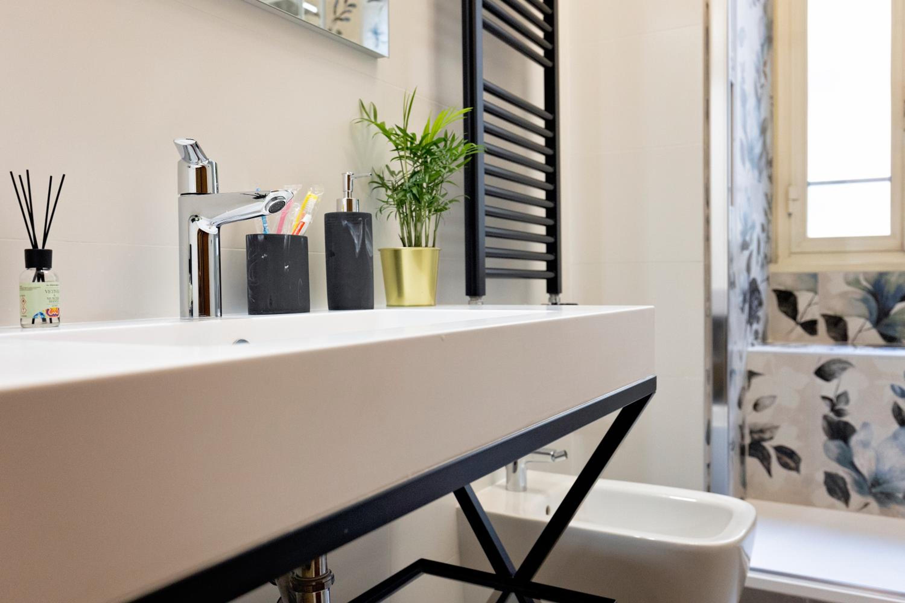 Metro at the door- Colosseo 6 min- 2BR AC WiFi