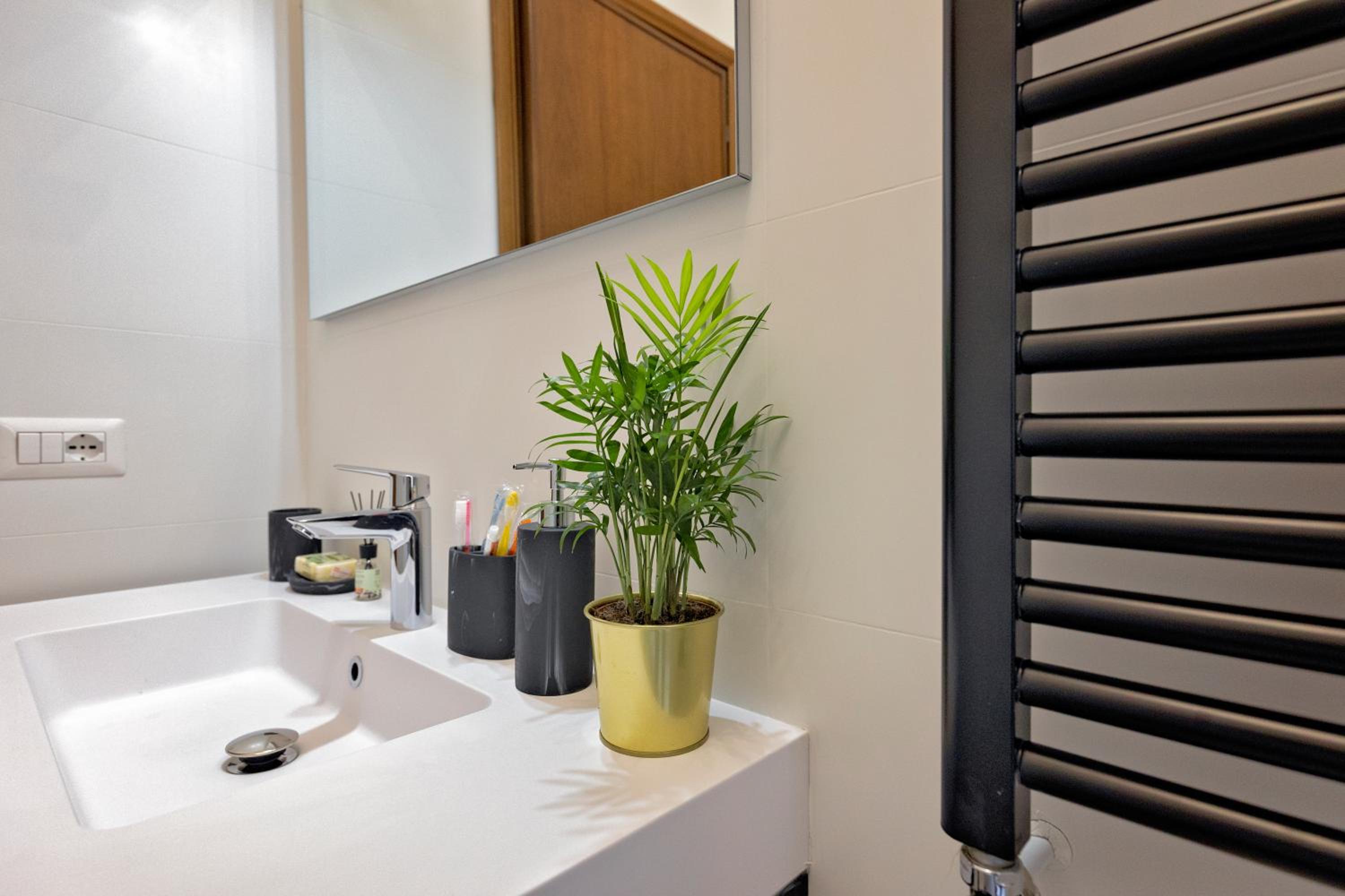 Metro at the door- Colosseo 6 min- 2BR AC WiFi