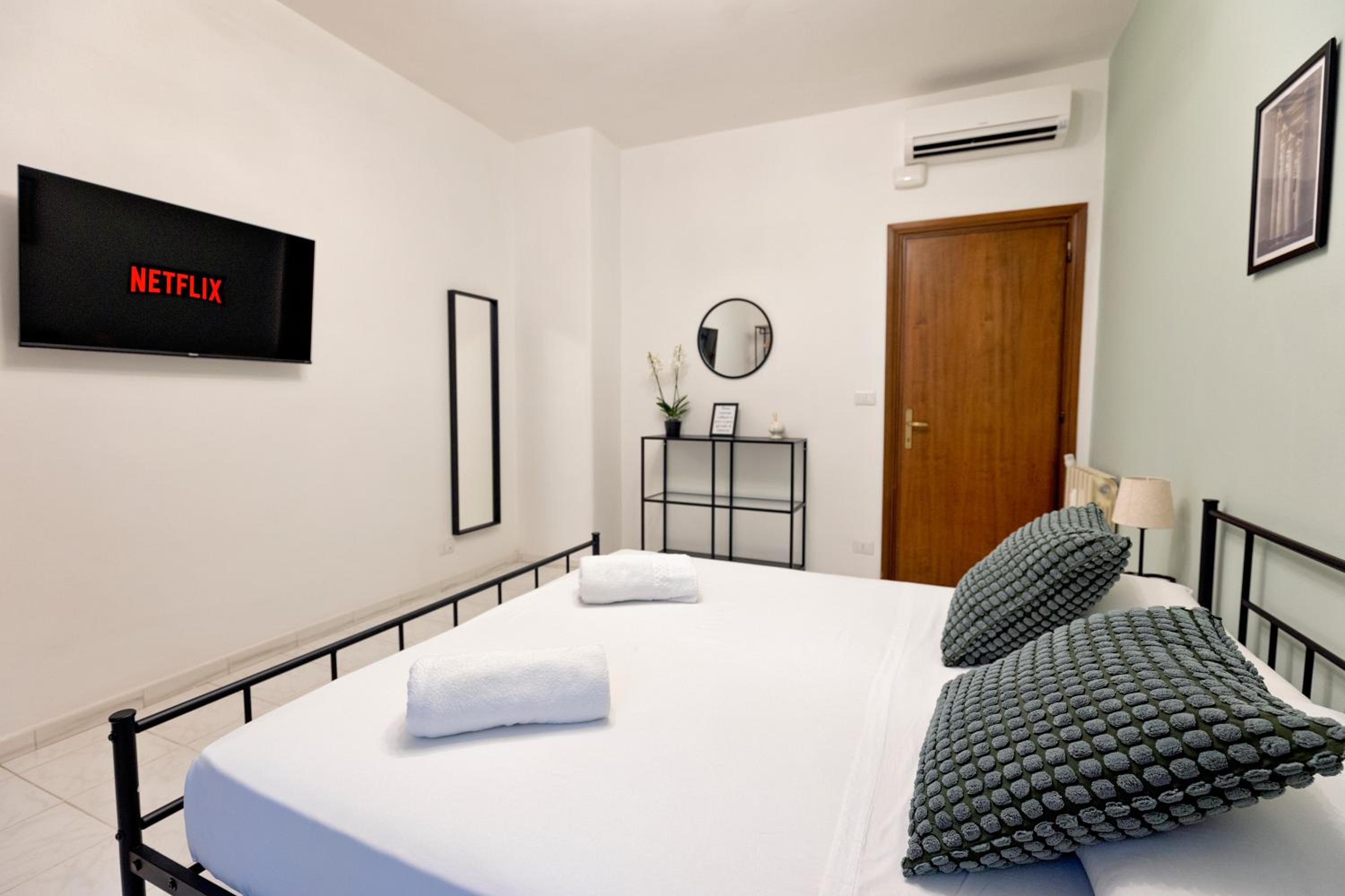 Metro at the door- Colosseo 6 min- 2BR AC WiFi