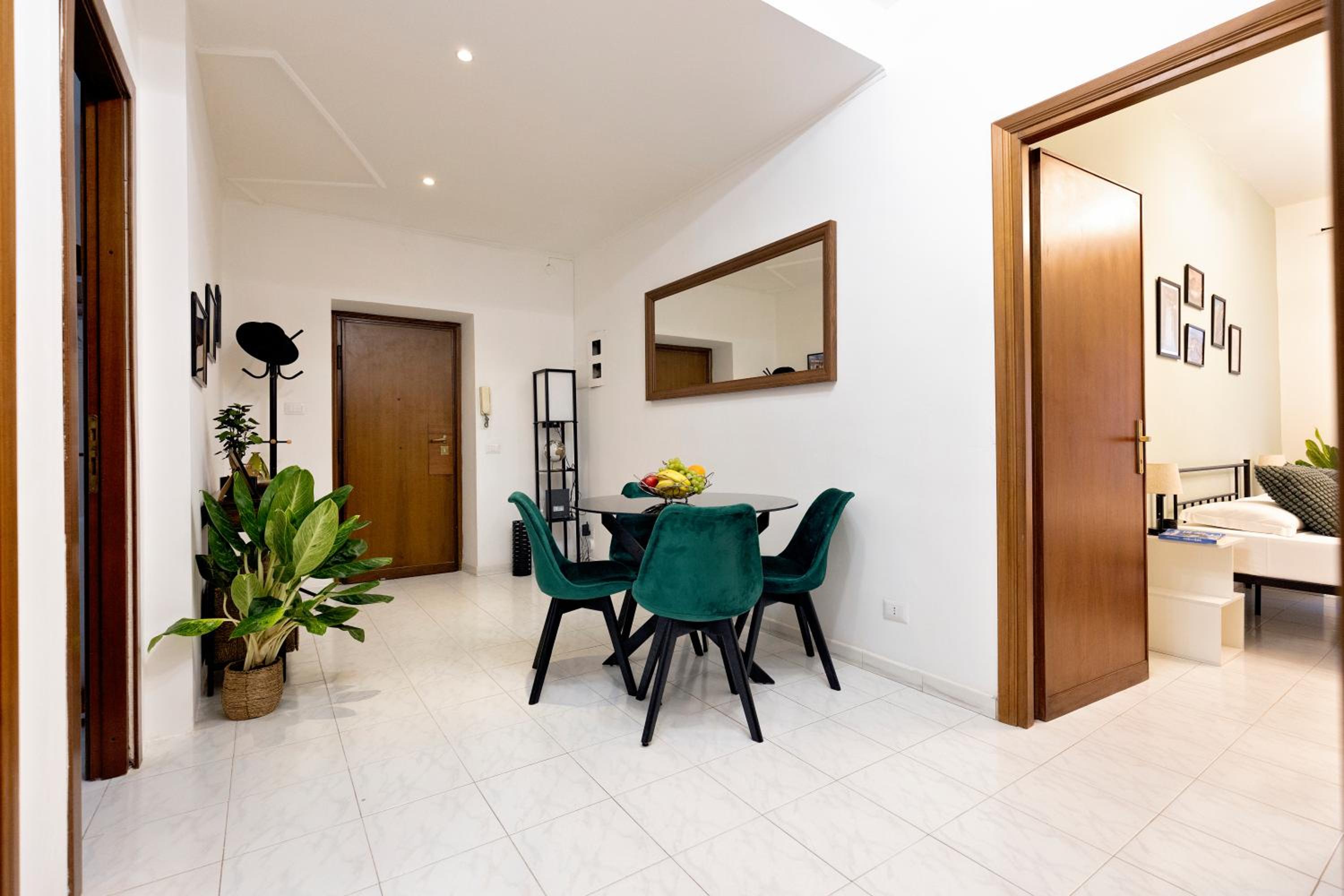 Metro at the door- Colosseo 6 min- 2BR AC WiFi