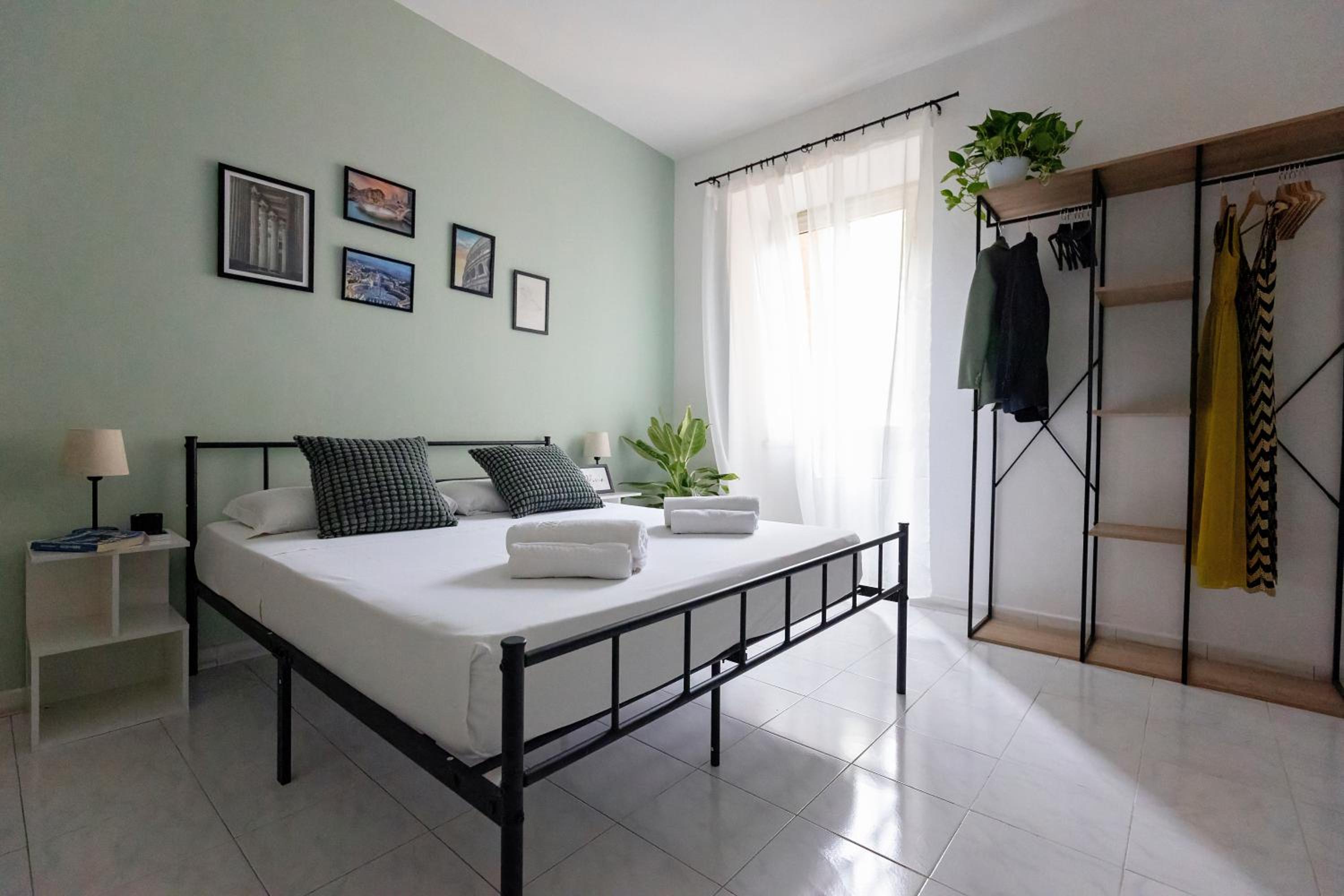 Metro at the door- Colosseo 6 min- 2BR AC WiFi