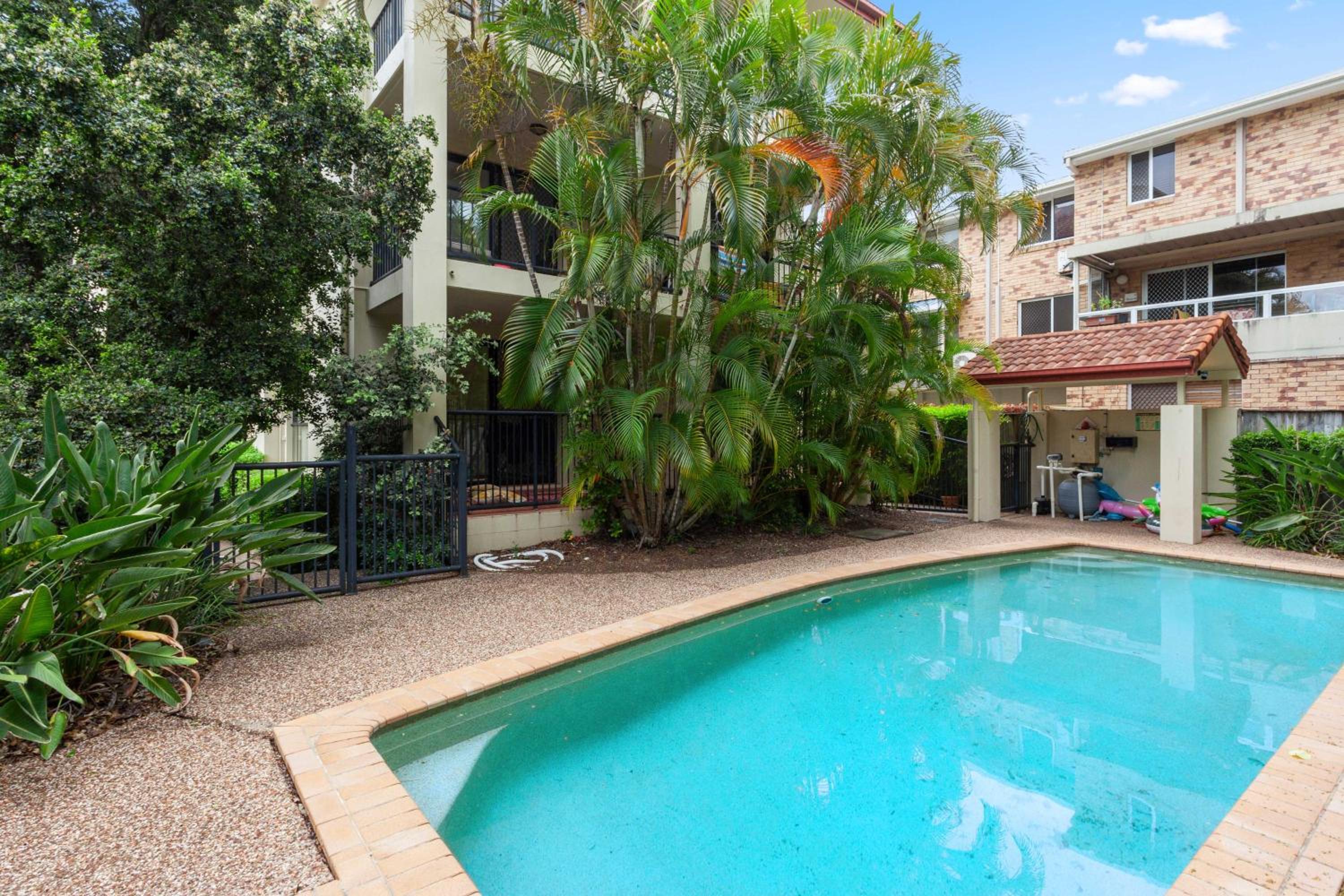 Private Burleigh Retreat, Short Walk to Beach