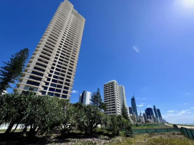 Surfers Paradise Beachfront Pool and Views