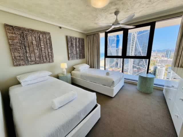 Surfers Paradise Beachfront Pool and Views