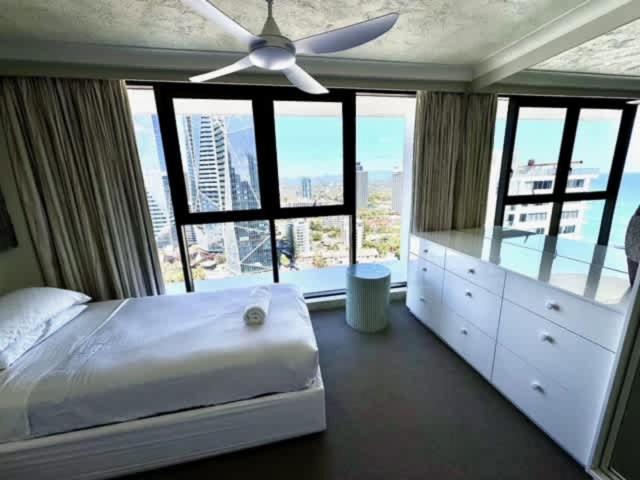 Surfers Paradise Beachfront Pool and Views