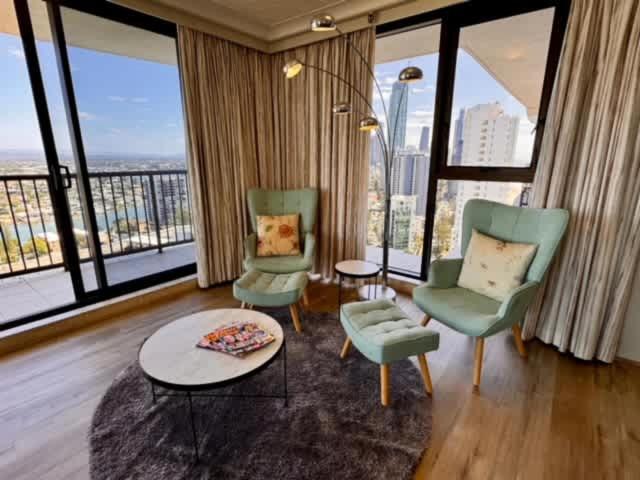 Surfers Paradise Beachfront Pool and Views