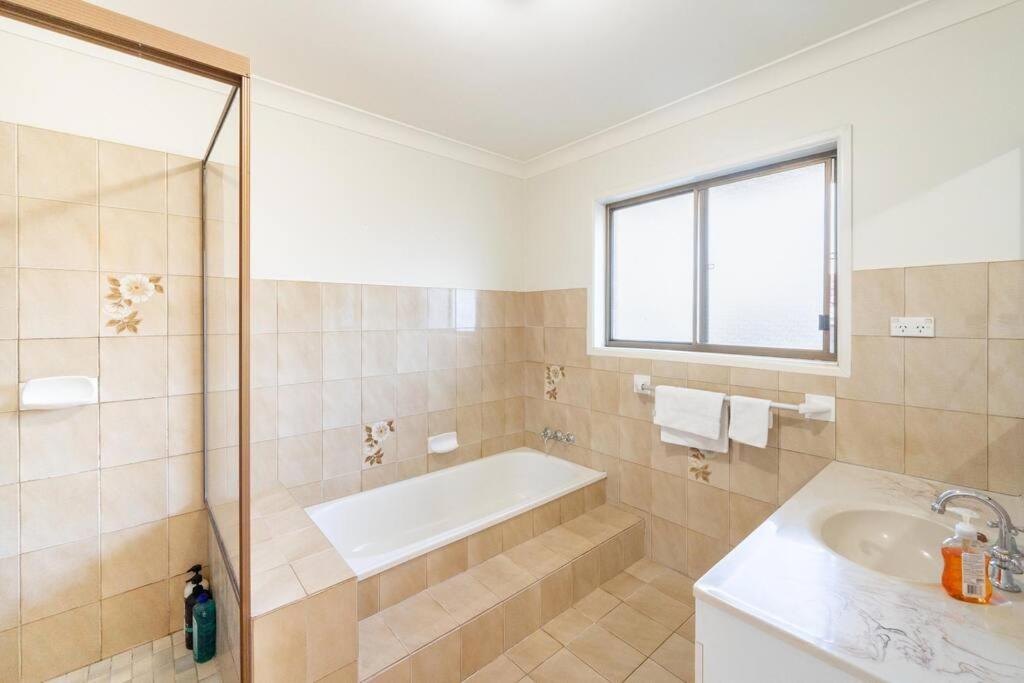 Bright Sunnybank Getaway - 4BR 2BA