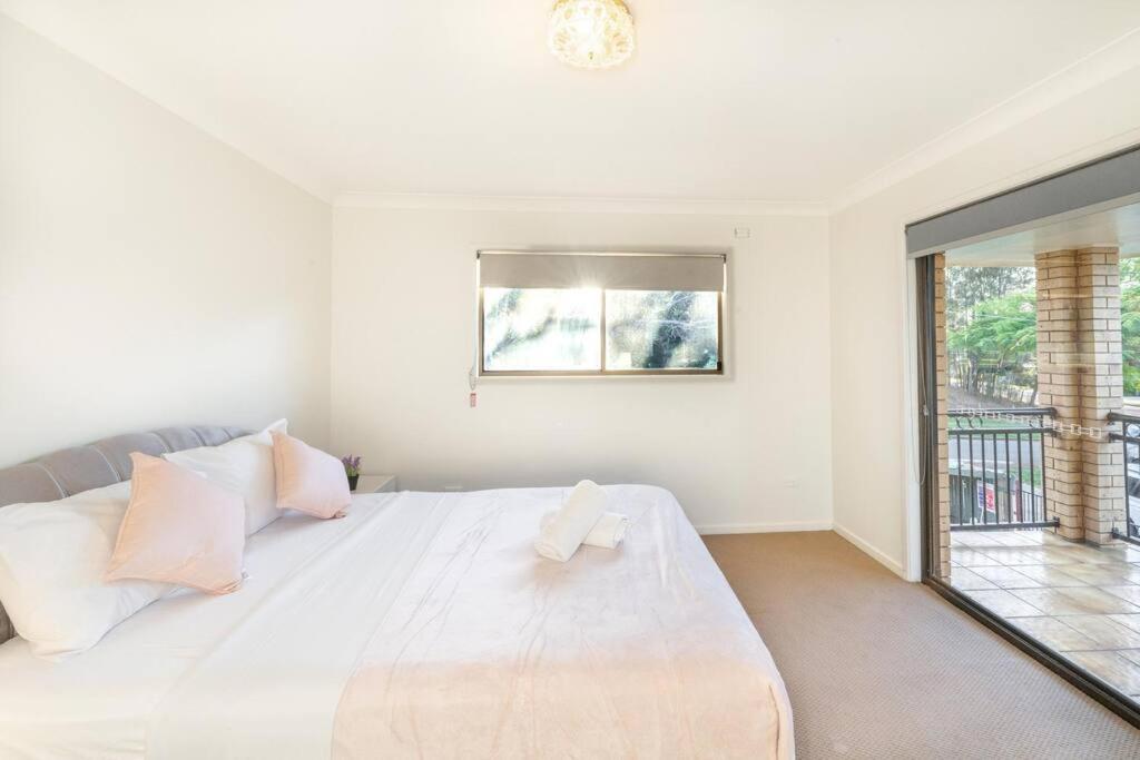 Bright Sunnybank Getaway - 4BR 2BA