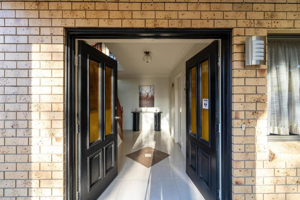 Bright Sunnybank Getaway - 4BR 2BA