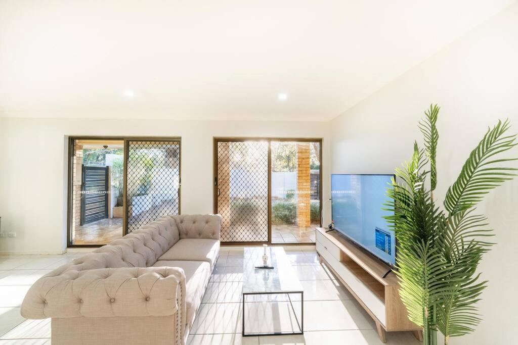 Bright Sunnybank Getaway - 4BR 2BA