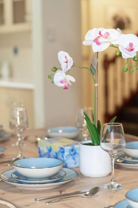 Bright Sunnybank Getaway - 4BR 2BA