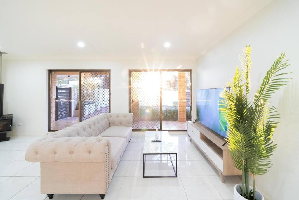 Bright Sunnybank Getaway - 4BR 2BA