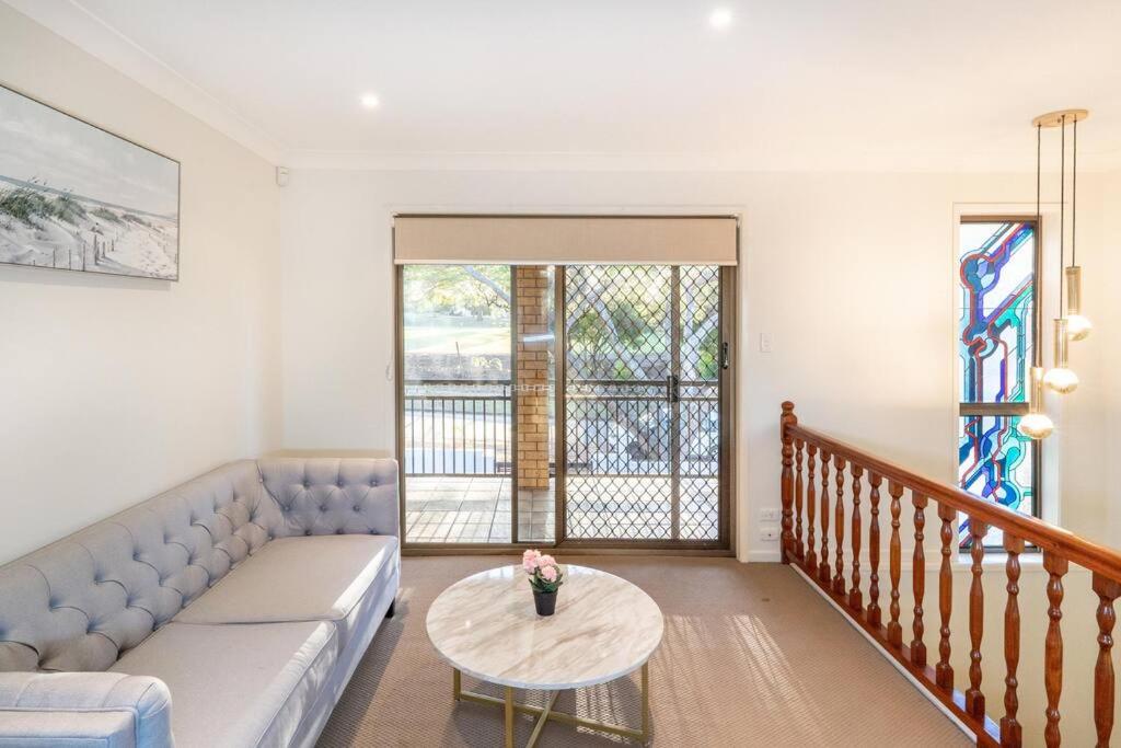 Bright Sunnybank Getaway - 4BR 2BA