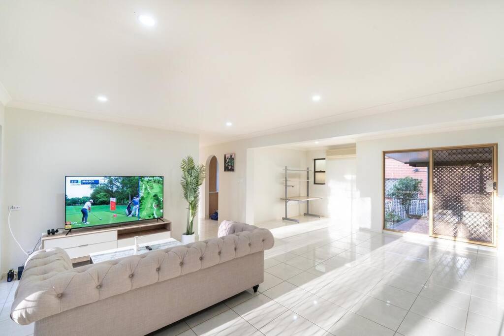 Bright Sunnybank Getaway - 4BR 2BA