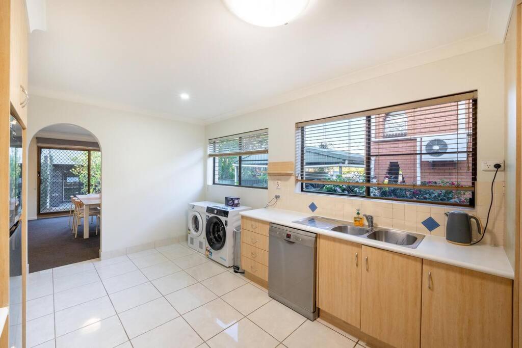 Bright Sunnybank Getaway - 4BR 2BA