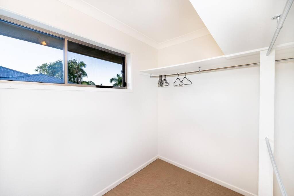 Bright Sunnybank Getaway - 4BR 2BA