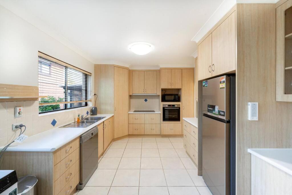 Bright Sunnybank Getaway - 4BR 2BA